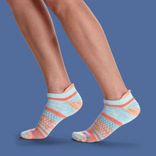 Load image into Gallery viewer, Women's Brush Stripe Ankle Socks